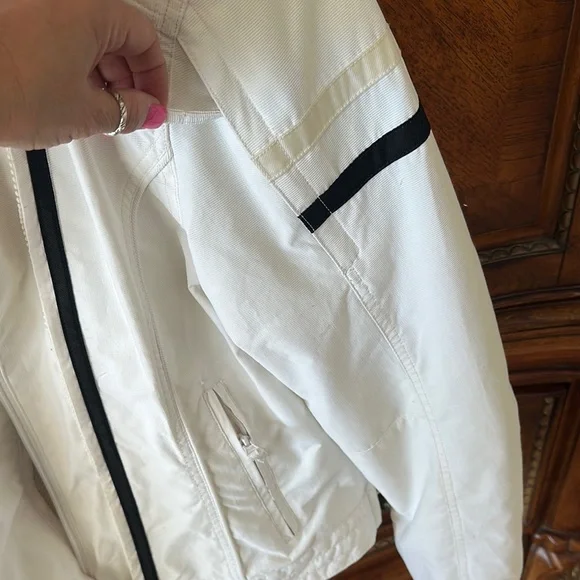 Stylish White Jacket with Black Accents - Picture 10 of 12